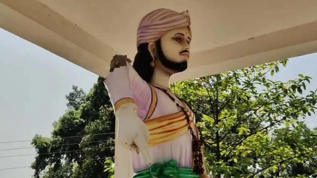 CG News : गुरु बालक दास की मूर्ति खंडित होने से मचा बवाल, सैकड़ों ग्रामीणों का थाने में प्रदर्शन, आरोपियों की गिरफ्तारी की मांग