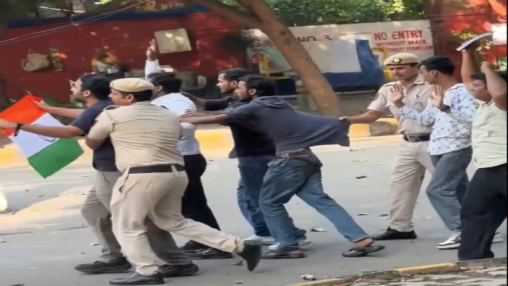 CJP Leaders Detained: जंतर-मंतर पर प्रदर्शन करने पहुंचे CJP नेता हिरासत में, तिरंगा लेकर पहुंचने पर पुलिस ने की कार्रवाई