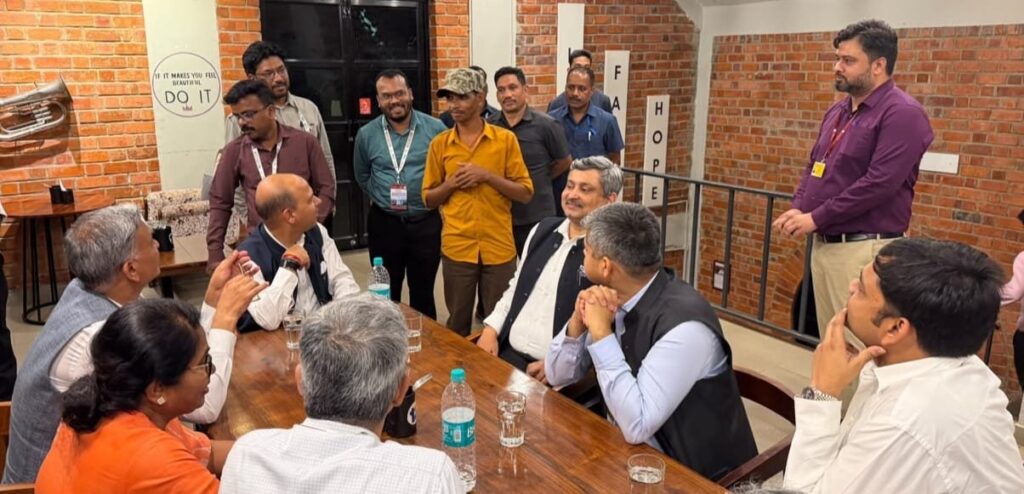 बस्तर में पुनर्वास और स्वावलंबन की मिसाल बना ‘पण्डुम कैफ़े’, केंद्रीय सहकारिता सचिव ने की सराहना राष्ट्रीय सहकारिता सम्मेलन में आए वरिष्ठ अधिकारियों ने युवाओं से किया संवाद, आजीविका से जुड़ी पहल को सराहा.